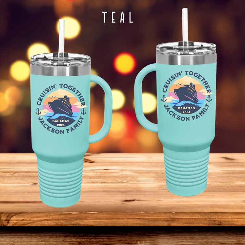 Pu&ograve; includere: Tazza da viaggio color turchese con coperchio e manico bianchi. La tazza ha una grafica di una nave da crociera con il testo "Cruisin' Together Bahamas 2024 Jackson Family" intorno.