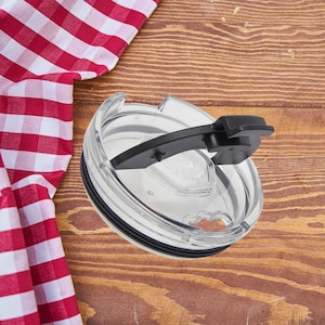 Pu&ograve; includere: Un coperchio in plastica trasparente con uno slider nero e una guarnizione in gomma nera. Il coperchio &egrave; progettato per un bicchiere o una tazza da viaggio.