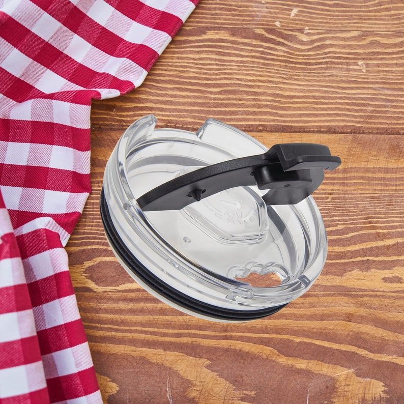 Pu&ograve; includere: Un coperchio in plastica trasparente con uno slider nero e una guarnizione in gomma nera. Il coperchio &egrave; progettato per un bicchiere o una tazza da viaggio.