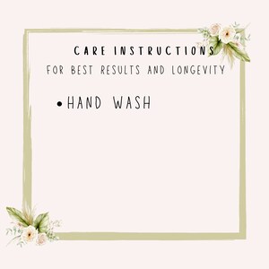 Pu&ograve; includere: Un'illustrazione floreale verde e bianca con un rettangolo beige che contiene il testo "CARE INSTRUCTIONS FOR BEST RESULTS AND LONGEVITY" e un punto seguito dal testo "HAND WASH".