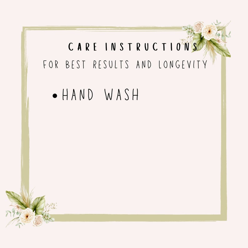 Pu&ograve; includere: Un'illustrazione floreale verde e bianca con un rettangolo beige che contiene il testo "CARE INSTRUCTIONS FOR BEST RESULTS AND LONGEVITY" e un punto seguito dal testo "HAND WASH".