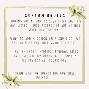 Pu&ograve; includere: Una grafica verde e bianca con il testo "CUSTOM ORDERS" in nero. Il testo recita "Cerchi una canotta o una felpa e non &egrave; elencata - inviaci un messaggio e faremo in modo che accada! Vuoi aggiungere un design su un secondo lato - possiamo farlo per soli &euro; 6,00 a maglietta. Hai un evento - matrimonio, riunione, viaggio di ragazze, compleanno speciale - realizziamo design personalizzati per tutte le occasioni. Grazie per il supporto alla nostra piccola attivit&agrave;!"