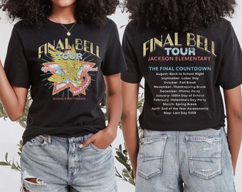 Op de afbeelding: Zwart T-shirt met een afbeelding van een vliegende adelaar en de tekst "Final Bell Tour" en "School's Out Forever". De achterkant van het shirt heeft de tekst "Final Bell Tour" en "Jackson Elementary" met een lijst van school evenementen voor het jaar.