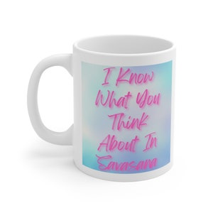 Eu sei o que você pensa na caneca de cerâmica branca Savasana Yoga