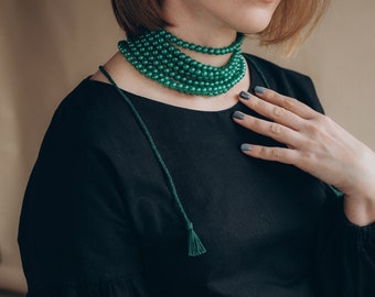 Collar de cuentas de plástico verde, hecho a mano al estilo étnico ucraniano.