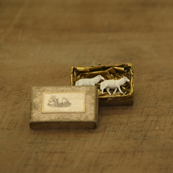 Poppenhuis Miniatuur Pasen Geschenkdoosje met 2 Vintage Schaapjes 1:12