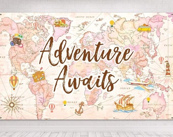 Peut inclure: Une carte du monde rose et marron avec le texte "Adventure Awaits" en écriture cursive marron. La carte est décorée de petites illustrations d'avions, de montgolfières, de bateaux et de valises.