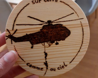 Montaña rusa de madera o subcopa, pirografía, tema militar de comando. Pieza única