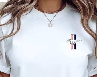 Camiseta Ford Mustang de bolsillo, diseño minimalista, Bella Canvas 3001