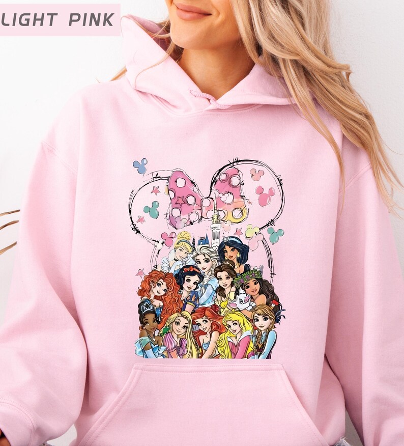 以下が含まれることがあります： ディズニーのプリンセスが描かれたライトピンクのパーカー。デザインにはミニーマウスのリボンと、アニメのプリンセスキャラクターのコレクションが含まれています。パーカーは柔らかい素材でできており、ドローストリングフードが付いています。