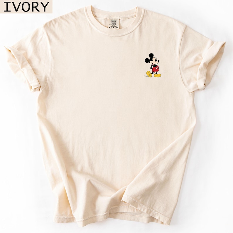 Pu&ograve; includere: Un cartello in legno rustico con la scritta "Welcome to our home" in lettere bianche. Il cartello presenta una finitura invecchiata e un design semplice e invitante, perfetto per la decorazione della porta d'ingresso.