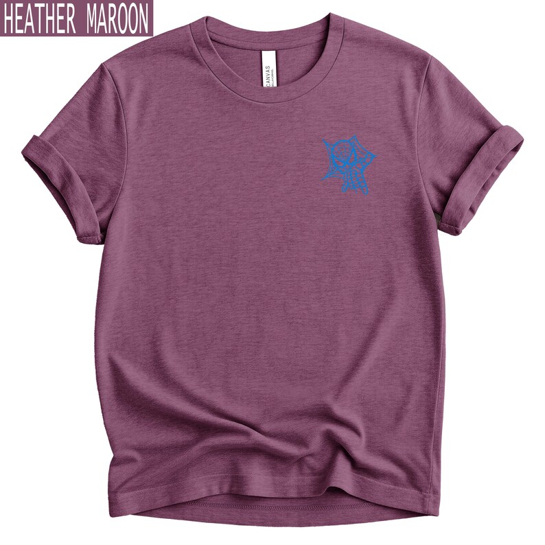 Op de afbeelding: Een heather maroon t-shirt met korte mouwen, een ronde hals en opgerolde mouwen. Het shirt heeft een kleine, blauwe lijntekening van een schedel op de linkerborst. De stof heeft een zichtbare gem&ecirc;leerde textuur.