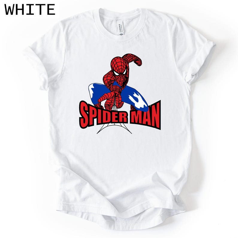 Op de afbeelding: Wit T-shirt met een rode en blauwe Spider-Man afbeelding en de tekst "SPIDER MAN" in het rood. De superheld wordt in een dynamische pose afgebeeld. Het T-shirt heeft een ronde hals.