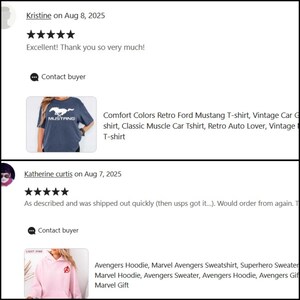 Puede incluir: Una rese&ntilde;a muestra una camiseta Comfort Colors Retro Ford Mustang azul marino con un gr&aacute;fico blanco de Mustang. La rese&ntilde;a incluye una calificaci&oacute;n de cinco estrellas y el texto "Excellent! Thank you so very much!"