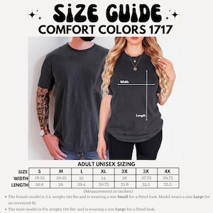 Pu&ograve; includere: Grafico della guida alle taglie per le t-shirt Comfort Colors 1717. L'immagine mostra due modelli che indossano le magliette, con una tabella delle taglie sottostante. Il grafico fornisce le misure in pollici per le taglie unisex per adulti, dalla S alla 4X. Il testo include anche informazioni sulle taglie dei modelli.