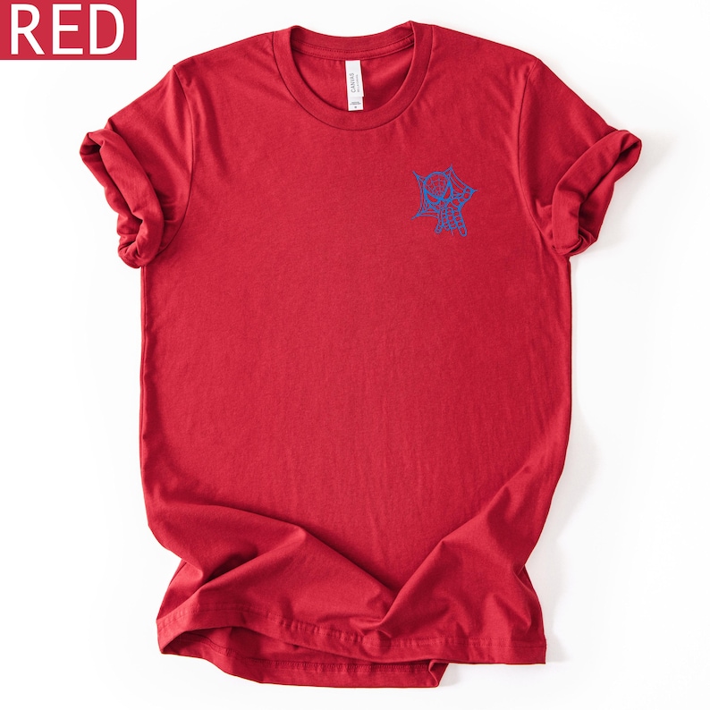 Op de afbeelding: Een rood T-shirt met korte mouwen en een ronde hals, voorzien van een kleine blauwe afbeelding van een spinnenweb op de linkerborst. Het shirt heeft een standaard pasvorm met opgerolde mouwen en een label aan de binnenkant van de hals.