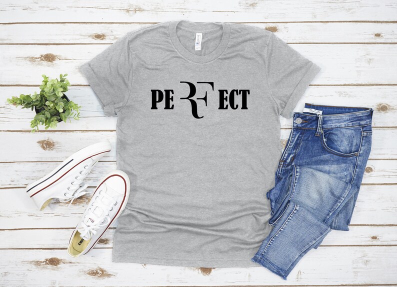 Op de afbeelding: Een grijs T-shirt met de tekst "PERFECT" en een tennisracketlogo in zwart.