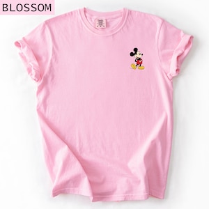 Pu&ograve; includere: Una tazza di ceramica bianca con manico nero e la scritta "But First, Coffee" in nero, in grassetto. La tazza &egrave; su una superficie bianca.