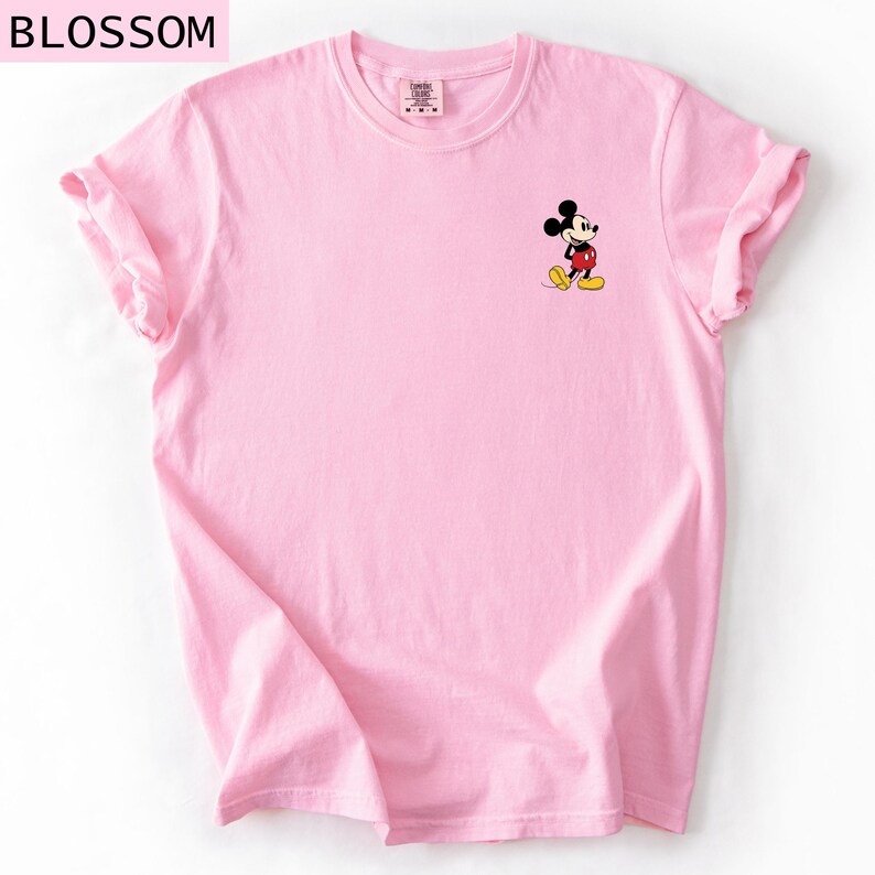 Pu&ograve; includere: Una tazza di ceramica bianca con manico nero e la scritta "But First, Coffee" in nero, in grassetto. La tazza &egrave; su una superficie bianca.