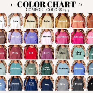 Op de afbeelding: Een kleurenkaart toont Comfort Colors t-shirts in verschillende tinten. De kaart bevat kleuren als wit, ivoor, banaan, boter, mosterd, terracotta, yam, espresso, orchidee, violet, bloesem, etc.