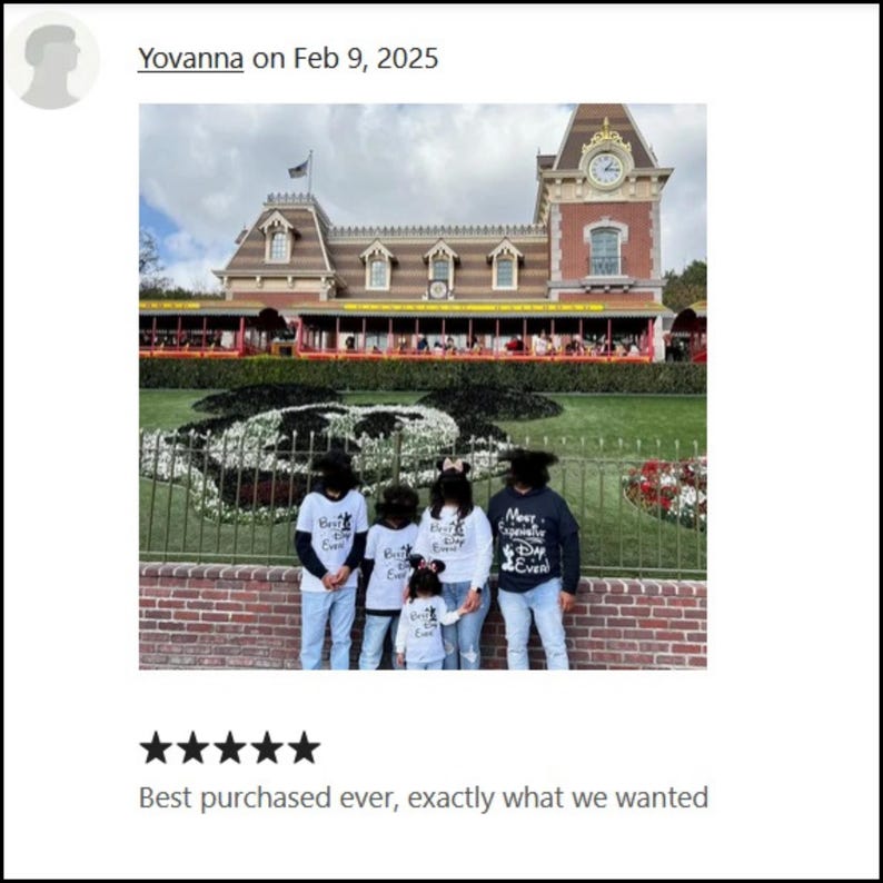 Op de afbeelding: Een familie poseert voor een themaparkgebouw, gekleed in bijpassende shirts met de tekst "Best Day Ever" en "More Expensive Day Ever". Een Mickey Mouse bloemstuk is zichtbaar op de voorgrond.