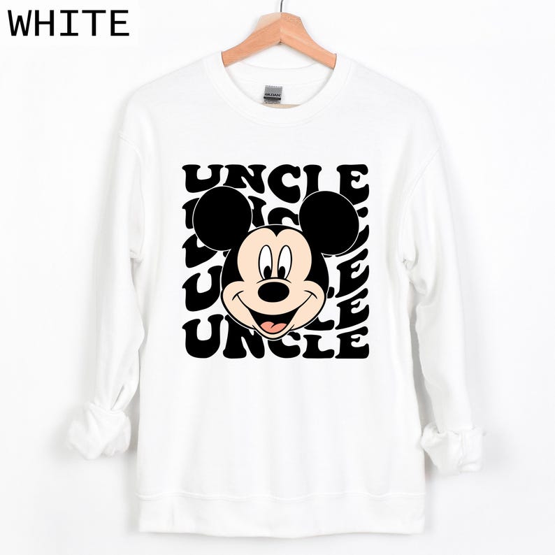 Pu&ograve; includere: Felpa bianca con grafica in bianco e nero di Topolino e la parola "UNCLE" ripetuta in un font retr&ograve;. La felpa ha maniche lunghe e girocollo. La parola "WHITE" &egrave; stampata in alto a sinistra.