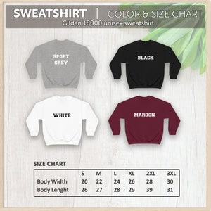 Puede incluir: Imagen de una sudadera unisex Gildan 18000 en gris deportivo, negro, blanco y granate. Una tabla de tallas muestra las medidas de ancho y largo del cuerpo en cm, desde la talla S hasta la 3XL. Dise&ntilde;o cl&aacute;sico.