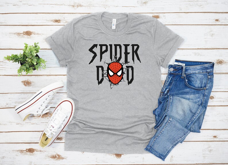 K&ouml;nnte beinhalten: Graues T-Shirt mit einer roten und schwarzen Spider-Man-Grafik und dem Text "Spider Dad" in Schwarz.
