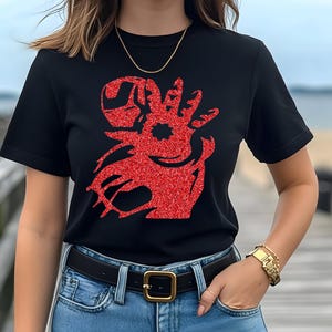 Puede incluir: Un juego de tres tazas de cer&aacute;mica con un esmalte moteado de color crema. Cada taza presenta un dise&ntilde;o floral pintado a mano en tonos azules, verdes y amarillos. Las tazas tienen una forma simple y redondeada y un asa c&oacute;moda.