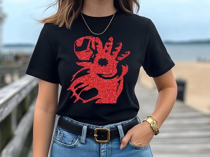 Puede incluir: Un juego de tres tazas de cer&aacute;mica con un esmalte moteado de color crema. Cada taza presenta un dise&ntilde;o floral pintado a mano en tonos azules, verdes y amarillos. Las tazas tienen una forma simple y redondeada y un asa c&oacute;moda.