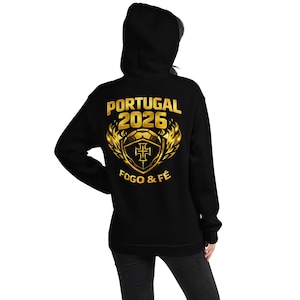Op de afbeelding: Zwarte hoodie met een gouden afbeelding op de rug. De afbeelding toont de woorden "PORTUGAL 2026" boven een voetbal en een kruisembleem, met "FOGO & FÉ" eronder. De hoodie heeft een capuchon met trekkoord.