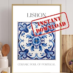Könnte beinhalten: Gerahmter Kunstdruck mit einem blau-weißen Keramikfliesen-Design. Der Druck enthält das Wort "LISBON" oben und "CERAMIC SOUL OF PORTUGAL" unten. Ein roter Stempel lautet "INSTANT DOWNLOAD".