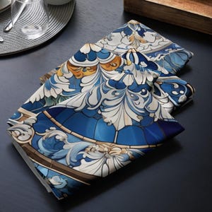 Puede incluir: Un juego de cuatro servilletas azules y blancas con un patrón floral. Las servilletas están hechas de un tejido suave y absorbente y son perfectas para el uso diario.