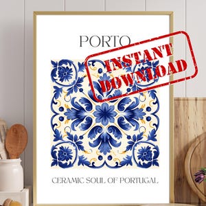 Könnte beinhalten: Ein gerahmter Druck mit einem blau-weißen Blumenmuster, dem Wort "PORTO" darüber und "CERAMIC SOUL OF PORTUGAL" darunter. Die Worte "INSTANT DOWNLOAD" sind rot über das Bild gestempelt.