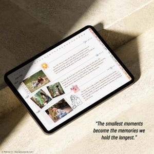 Pu&ograve; includere: Un'agenda digitale visualizzata su un tablet, con voci datate, foto e note scritte a mano. Lo schermo mostra le voci del 15, 25 e 26 giugno. Il testo "I momenti pi&ugrave; piccoli diventano i ricordi che custodiamo pi&ugrave; a lungo" &egrave; visualizzato in basso a destra.