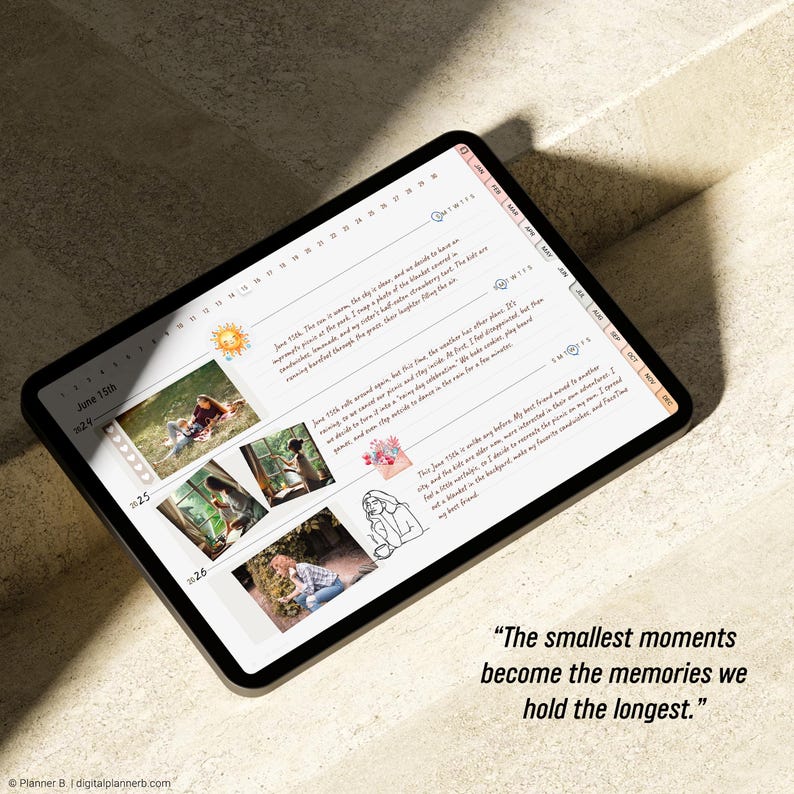 Pu&ograve; includere: Un'agenda digitale visualizzata su un tablet, con voci datate, foto e note scritte a mano. Lo schermo mostra le voci del 15, 25 e 26 giugno. Il testo "I momenti pi&ugrave; piccoli diventano i ricordi che custodiamo pi&ugrave; a lungo" &egrave; visualizzato in basso a destra.