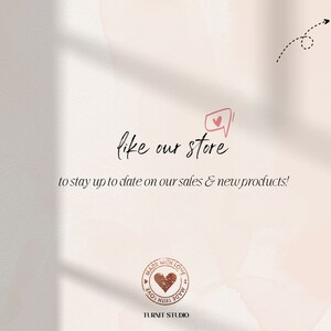 Op de afbeelding: Een witte achtergrond met een roze aquareleffect. De tekst "like our store" is geschreven in zwarte cursieve letters. Onder de tekst staat de zin "to stay up to date on our sales & new products!" in zwarte letters. Een roze hart met een witte omtrek bevindt zich in een spreekballon boven de tekst. Een bruine stempel met de tekst "MADE WITH LOVE" bevindt zich onderaan de afbeelding. De tekst "TURVIT STUDIO" bevindt zich onder de stempel.