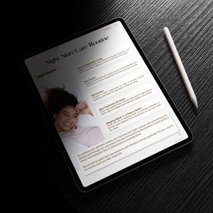 Op de afbeelding: Een digitale tablet die een nachtelijke huidverzorgingsroutine weergeeft met een vrouw die in bed ligt. De routine omvat stappen zoals het aanbrengen van serum, oogcr&egrave;me, vochtinbrengende cr&egrave;me, spotbehandeling en een slaapmasker. De tekst op de tablet luidt "Night Skin Care Routine".