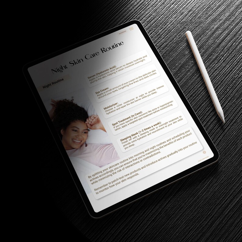 Op de afbeelding: Een digitale tablet die een nachtelijke huidverzorgingsroutine weergeeft met een vrouw die in bed ligt. De routine omvat stappen zoals het aanbrengen van serum, oogcr&egrave;me, vochtinbrengende cr&egrave;me, spotbehandeling en een slaapmasker. De tekst op de tablet luidt "Night Skin Care Routine".