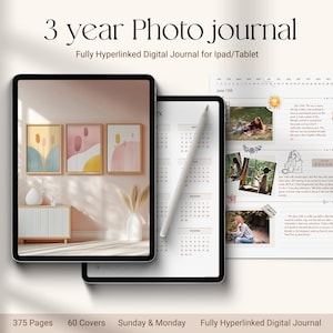 以下が含まれることがあります： iPad またはタブレット用のデジタルジャーナルで、3 年間のフォトジャーナルデザインが施されています。ジャーナルは 375 ページと 60 の表紙があります。画像は、ピンクと白の背景のタブレットにジャーナルのモックアップを表示しています。