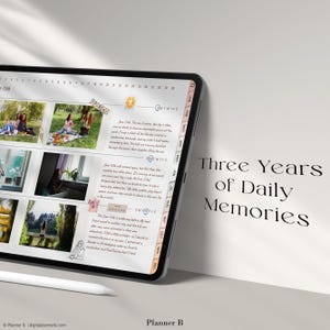 Pu&ograve; includere: Un pianificatore digitale su un tablet mostra voci con foto e testo. Lo schermo mostra il testo "Three Years of Daily Memories" e il marchio "Planner B". Una penna bianca &egrave; appoggiata sulla superficie.