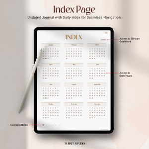 Op de afbeelding: Een digitaal tabletscherm toont een maandelijkse kalenderindex voor een ongedateerd dagboek. De kalender is verdeeld in 12 maanden, waarbij elke maand in een apart vak wordt weergegeven. De kalender is ontworpen om gebruikers te helpen gemakkelijk door hun dagboek te navigeren door een snelle referentie te bieden naar de datums van hun vermeldingen. De tekst "INDEX" wordt bovenaan het scherm weergegeven. De tekst "Toegang tot notities" wordt linksonder op het scherm weergegeven. De tekst "Toegang tot de huidverzorgingsgids" wordt rechtsboven op het scherm weergegeven. De tekst "Toegang tot de dagelijkse pagina's" wordt rechtsonder op het scherm weergegeven.