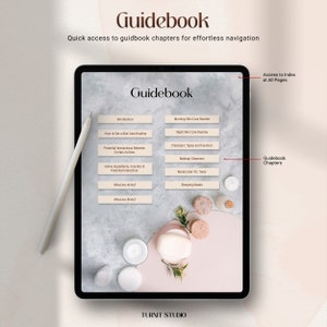Op de afbeelding: Een digitale gids op een tabletscherm met een witte achtergrond. De gids heeft de titel "Guidebook" en bevat hoofdstukken over huidverzorgingsroutines, reinigingsmiddelen, vochtinbrengers en meer. De tablet is omringd door decoratieve items, waaronder kleine potjes en een bloem.