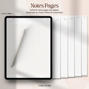 Op de afbeelding: Een digitale tablet met een geblokt notitieblad erop, met een stylus ernaast. De tablet wordt omringd door vijf extra notitiebladen met gestreept papier. De tekst "Notes Pages" staat bovenaan de afbeelding, en de tekst "Access to Notes" staat linksboven in de afbeelding.