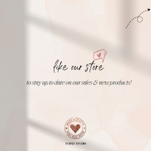Puede incluir: Un fondo rosa y blanco con un globo de di&aacute;logo dibujado a mano con un coraz&oacute;n dentro. El texto "like our store" est&aacute; escrito en cursiva negra. Debajo del texto est&aacute; la frase "to stay up to date on our sales & new products!" en texto negro. La parte inferior de la imagen tiene un c&iacute;rculo marr&oacute;n con el texto "MADE WITH LOVE" en un c&iacute;rculo con un coraz&oacute;n en el centro. El texto "TURVIT STUDIO" est&aacute; debajo del c&iacute;rculo.