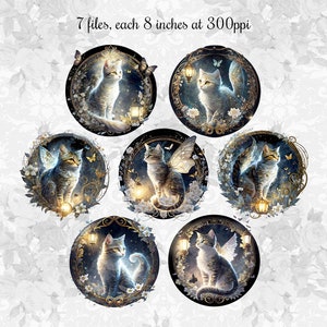 Puede incluir: Siete ilustraciones digitales de gatos con alas de hada, cada una en un marco circular con un fondo azul oscuro, flores blancas y una linterna dorada. Los gatos se representan con ojos brillantes y un aura m&aacute;gica.
