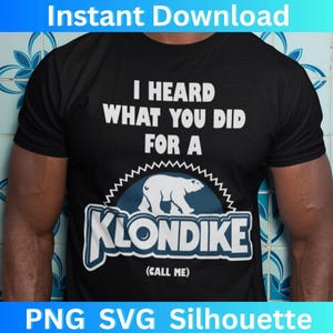 Puede incluir: Una camiseta negra con un diseño gráfico blanco que presenta un oso polar y el texto "I heard what you did for a Klondike (Call Me)".