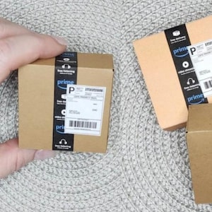 Modelo de mini pacote da Amazon para impressão com fita e etiqueta, caixa em miniatura, adereços de elfo SVG, acessórios de elfo, caixas de elfo Download instantâneo
