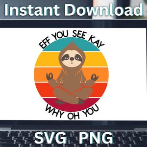 以下が含まれることがあります： 夕焼けの背景にレトロな円の中に「Eff You See Kay Why Oh You」というテキストが書かれた、瞑想しているナマケモノのデジタルイラスト。円の下に「SVG PNG」というテキストが表示されています。