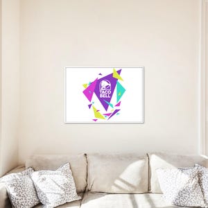 Puede incluir: Una impresi&oacute;n de arte mural rectangular con fondo blanco y un tri&aacute;ngulo morado central que contiene el logotipo y el texto de Taco Bell. Alrededor del tri&aacute;ngulo central hay varias formas geom&eacute;tricas m&aacute;s peque&ntilde;as en rosa brillante, turquesa y verde lima.